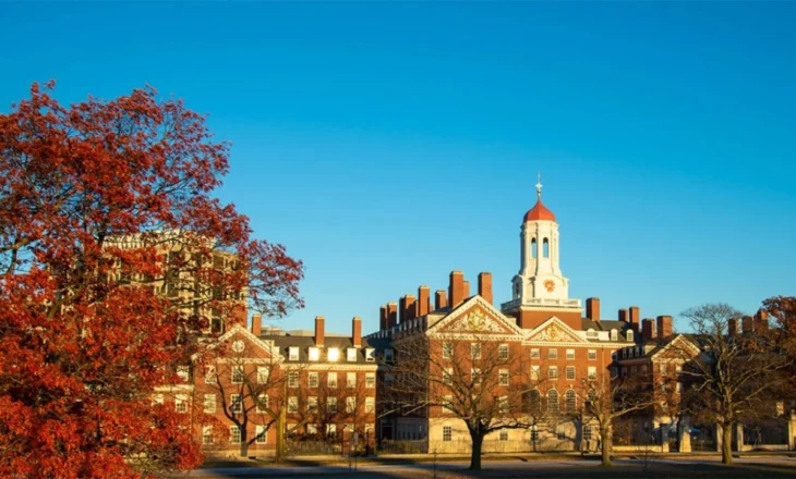 ‘Lufta’ e Trump me Harvardin, i heq lejen për studentët ndërkombëtarë