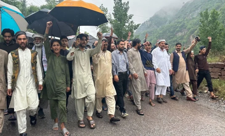 Lufta Indi-Pakistan, pakistanezët protestojnë pranë xhamisë së shkatërruar nga sulmet indiane me raketë