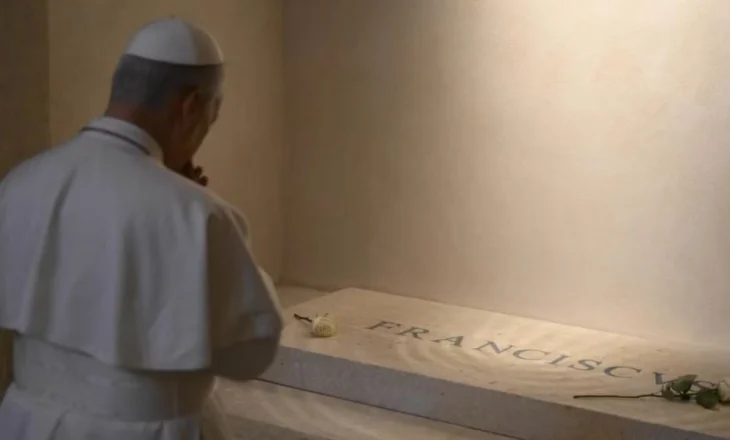 Lutje dhe mesazh shprese! Papa Leon XIV viziton varrin e Papa Françeskut në udhëtimin e tij të parë jashtë Vatikanit