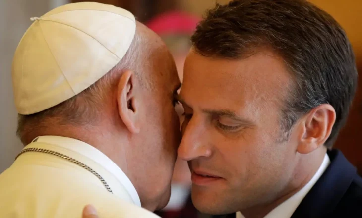 Macron kërkon “të zgjedhë Papën”? Takohet me kardinalët, kritikët: Tentativë influencimi!