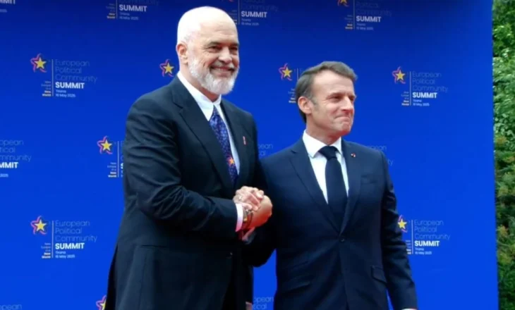 Macron mbërrin i fundit në Samitin e Tiranës, pritet me përqafime nga Rama