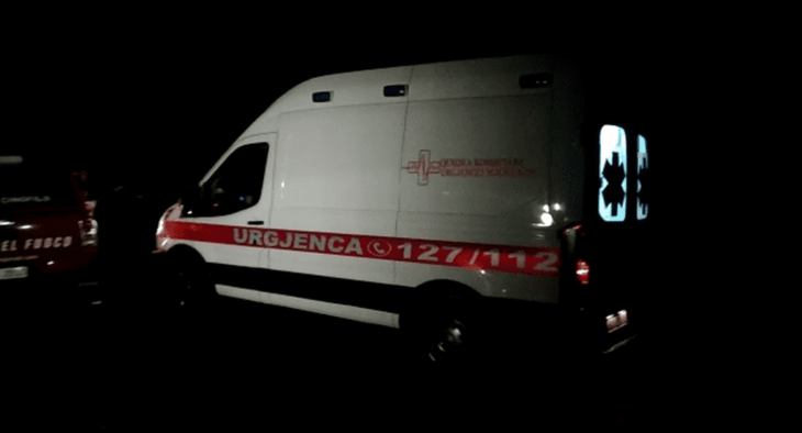 Makina del nga rruga dhe përmbyset në aksin Elbasan-Librazhd, plagosen nënë e bir