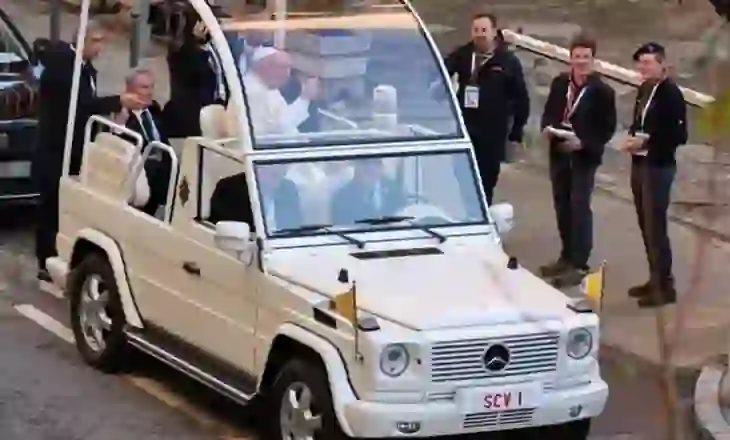 Makina e Papës shndërrohet në ambulancë për fëmijët në Gaza, Vatikani: Ishte amaneti i fundit i Françeskut