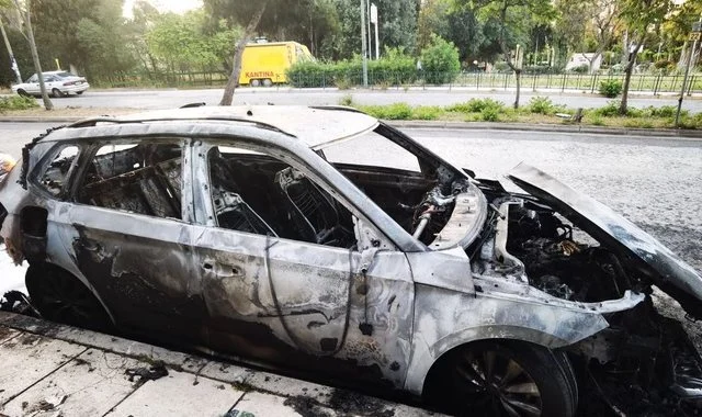 Makina përfshihet nga flakët në aksin Lezhë-Shkodër, automjeti digjet plotësisht