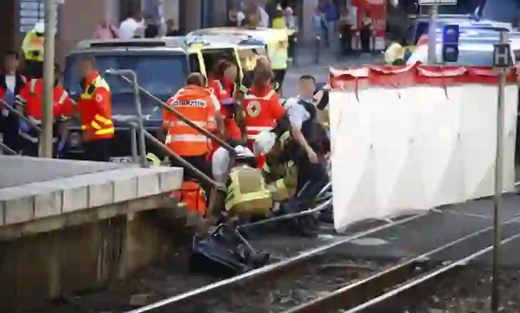 Makina përplas disa kalimtarë në Stuttgart