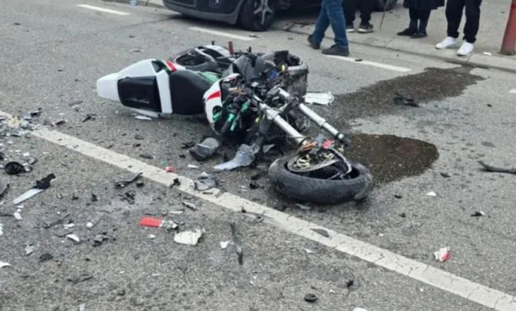 Makina përplas motomjetin tek bulevardi ‘Zhan D’ark’, 2 persona në spital