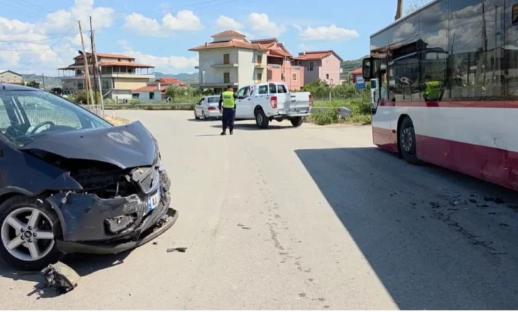 Makina përplaset me autobusin e linjës Fier–Roskovec, një i plagosur