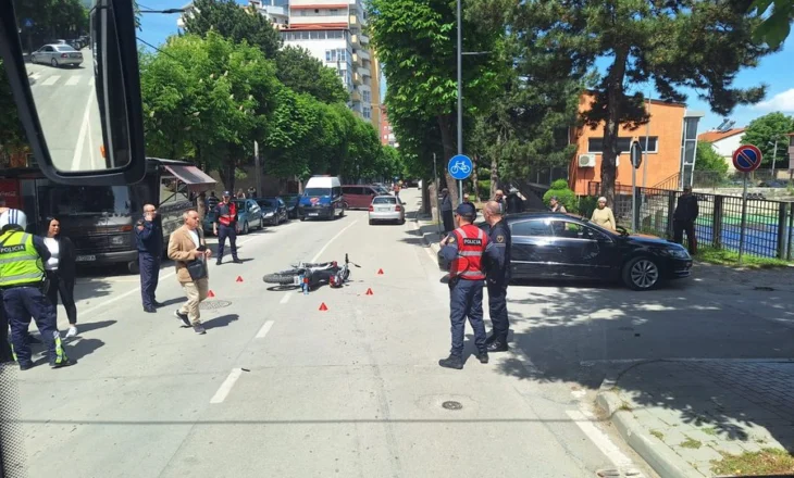 Makina përplaset me motorin në Korçë , plagoset drejtuesi i motomjetit