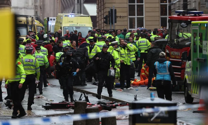 Makina përplaset me turmën e këmbësorëve në Liverpool gjatë festimeve të titullit kampion, pamjet tronditëse nga ngjarja