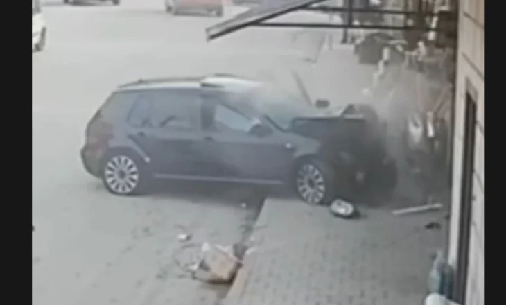 Makina përplasi efektivin e policisë, publikohen pamjet e aksidentit në Peshkopi