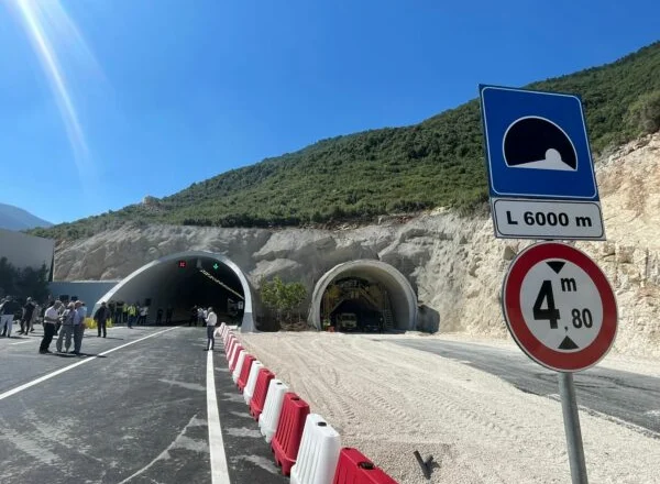 Makina të shumta në radhë, rihapet tuneli i Llogarasë, pa pagesë gjatë sezonit veror