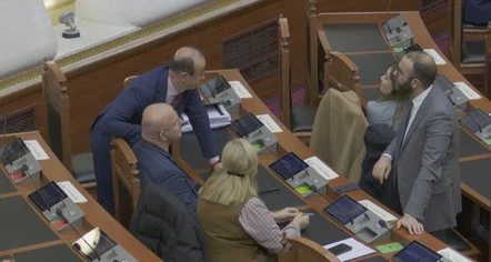 Mall për sallën apo për debat? Spiropali thërret deputetët e vjetër për 5 minuta seancë
