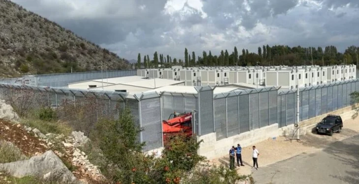 Marrëveshja me Italinë, anija ushtarake sjell në portin e Shëngjinit edhe 30 emigrantë