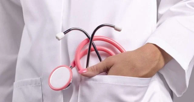 Mashtrim, filmime të fshehta dhe ab*zim/ 135 vajza bien pre e klinikës së rreme, arrestohet 71-vjeçari që hiqej si gjinekolog