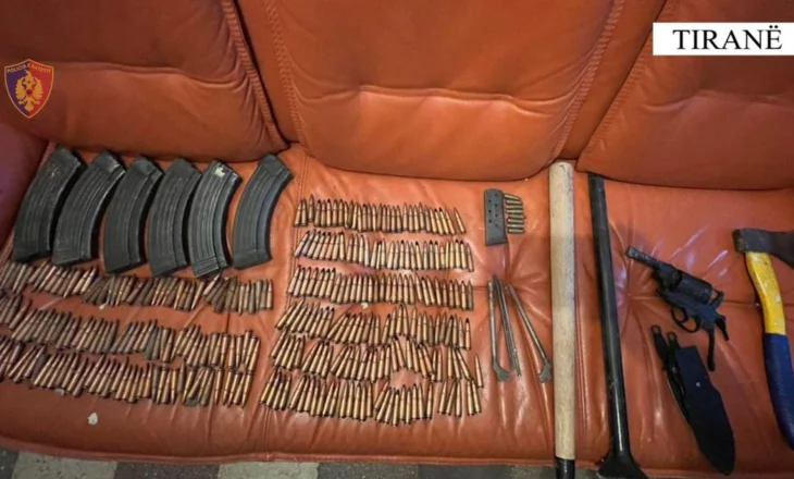 Mbante fishekë, armë të ftoha e uniforma policie në banesë, në pranga 64-vjeçari