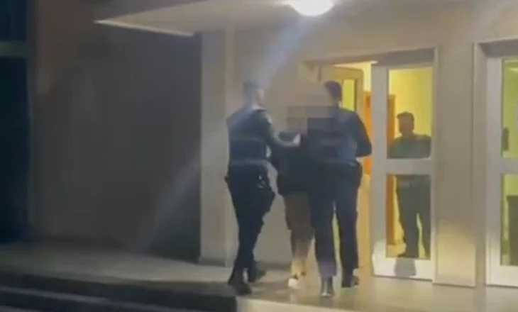 Mbante të mbyllur dhe dhunonte bashkëjetuesen italiane, arrestohet 27-vjeçari në Fier
