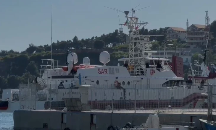 Mbërrin në portin e Shëngjinit anija “Guardia Costiera”, disa emigrantë nisen drejt kampit të Gjadrit