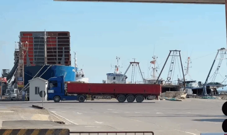 Mbërrin në Shëngjin anija ‘Guardia Costiera’, 15 emigrantë të dëbuar nga Italia nisen drejt kampit të Gjadrit