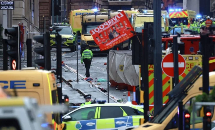 Mbi 100 mijë tifozë po festonin në momentin që makina hyri në mes të turmës! Si paraqitet gjendja e të plagosurve në Liverpool