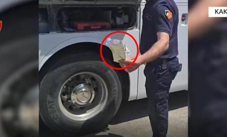 Mbi 74 mijë euro të fshehura në autobusin e agjencisë së udhëtimit, në pranga 2 persona