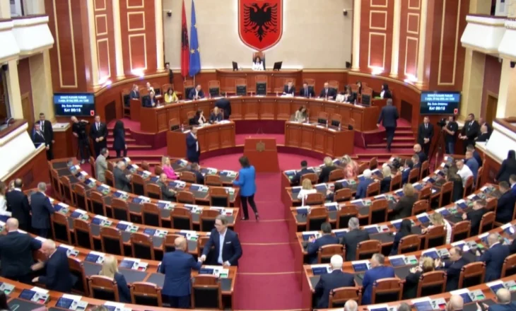 Mbyllet pas 15 minutash tensione seanca plenare/ Berisha sulmon Gonxhen: Ndërrove mbiemrin…! Peleshi: Jemi në Parlament, s’jemi në cirk!