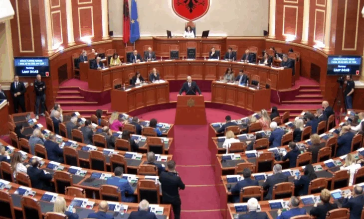 Mbyllet seanca parlamentare, përplasje mes opozitës dhe maxhorancës
