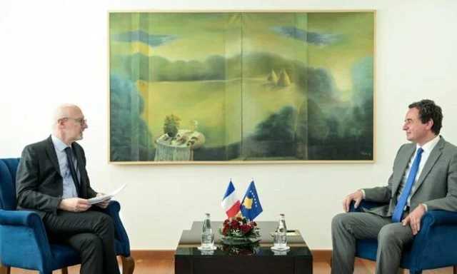 Mbyllja e zyrave paralele serbe në veri, Ambasada franceze: Kosova, sinjale negative te partnerët ndërkombëtarë