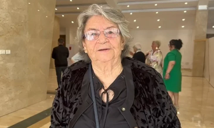 Me bastun në dorë drejt QV, e moshuara: Votoj për të zgjedhur mes qorrave, atë me një sy