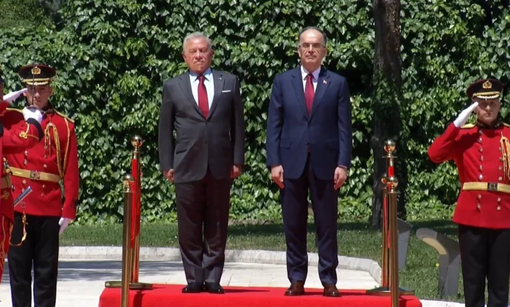 Me ftesë të Begajt, Mbreti i Jordanisë vizitë në Tiranë, pritet me ceremoni zyrtare