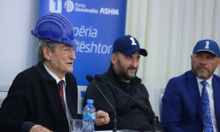 Me kasketën në kokë, Berisha kërkon ndjesë në Bulqizë: Një mijë euro minatorëve