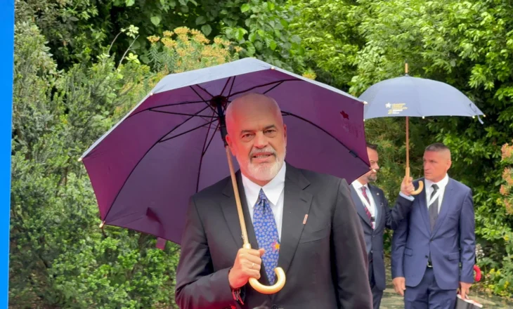 Me këngë dhe valle tradicionale, kryeministri Rama pret në shesh liderët pjesëmarrës në Samit
