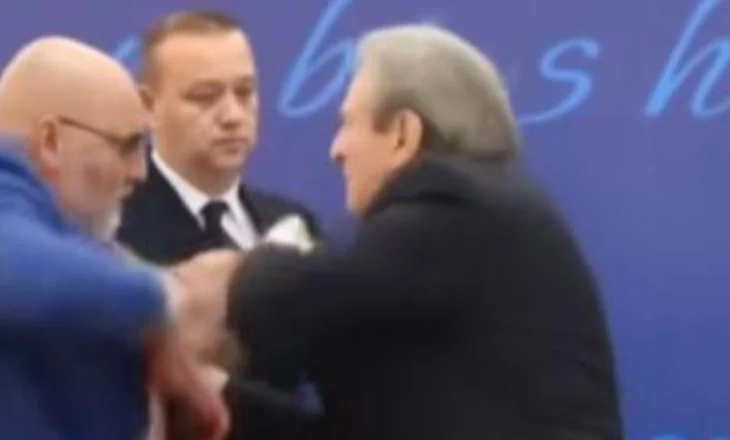 “Më kthe lekët!”/ “Plasin” memet në rrjetet sociale, LaCivita dhe Berisha sherr me grushte (VIDEO)