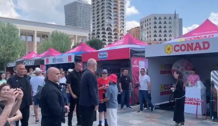 Me Lindën dhe Zahon, Rama ndjek ‘Giro d’Italia’ nga sheshi ‘Skënderbej