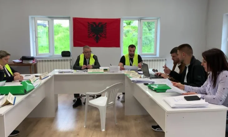 Më pak se 24 orë  nga nisja e votimit, “flota” e materiale zgjedhore gati për shpërndarje në Bulqizë e Lezhë