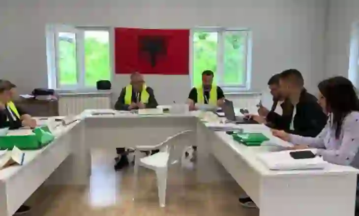 Më pak se 24 orë nga nisja e votimit, “flota” e materiale zgjedhore gati për shpërndarje në rrethin e Bulqizë