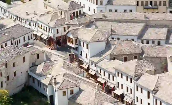 Media amerikane “Islands”: Vizitoni “Qytetin e Gurtë” të Shqipërisë, i njohur për arkitekturën unike dhe kuzhinën e shijshme