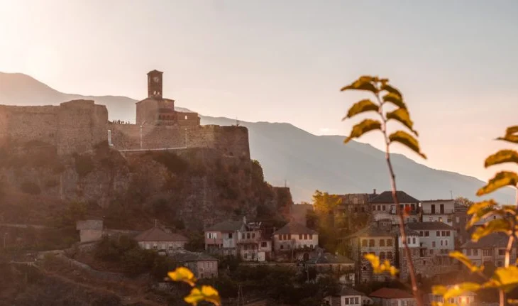 Media amerikane: Vizitoni “Qytetin e Gurtë” të Shqipërisë, i njohur për arkitekturën
