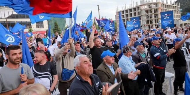 Mediu në Berat: Vota juaj për nr.1, votë që mund varfërinë për 100 ditë!
