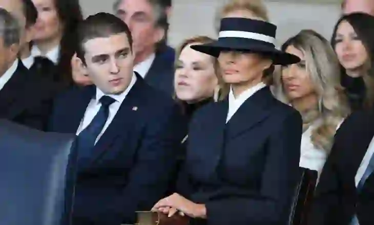 Melania Trump hedh poshtë teorinë konspirative për Barron Trump-in dhe pse presidenti po sulmon Harvardin