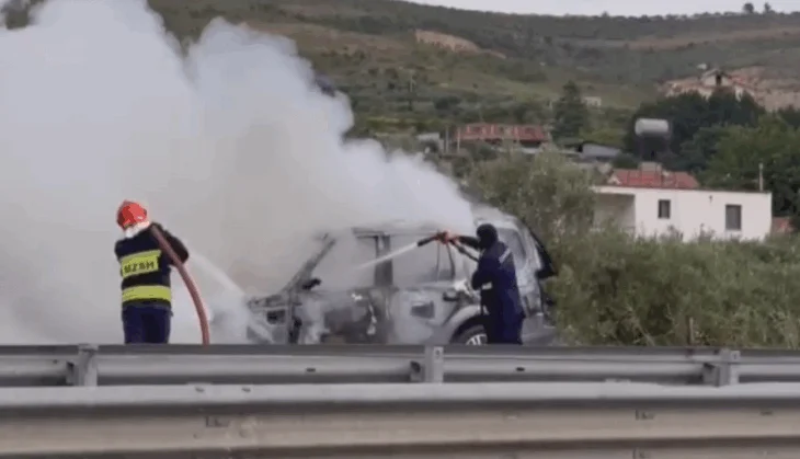 Merr flakë në ecje automjeti në aksin rrugor Fier-Lushnje, shpëtojnë shoferi dhe pasagjeri! Shkak dyshohet një defekt në motor