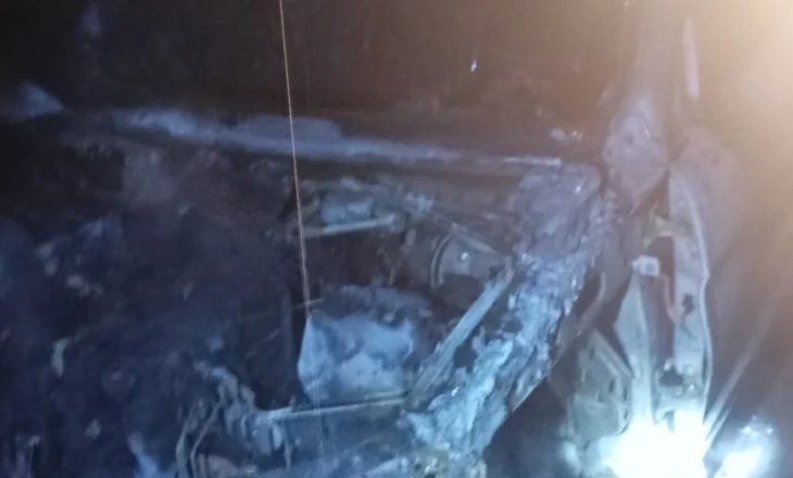 Merr flakë në lëvizje makina në Fier-Lushnje, shpëtojnë shoferi dhe pasagjeri
