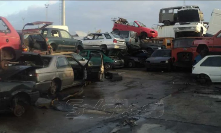 MINUTA E FUNDIT – Zjarr në një “varrezë” automjetesh në Berdicë, digjen 3 makina dhe një zyrë pune