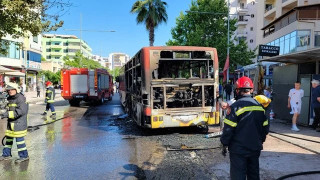Momente paniku në Durrës, merr flakë autobusi me pasagjerë