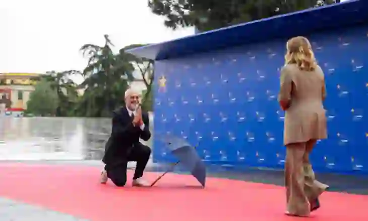 Momentet pikante gjatë pritjes së liderëve nga Rama në Tiranë