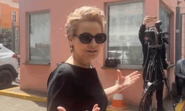 Monika Kryemadhi paraqitet në SPAK, batuta me gazetarët për veshjen me të zeza
