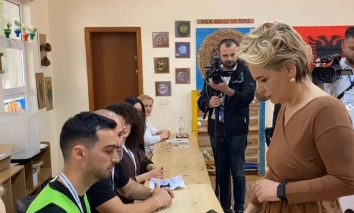 Monika Kryemadhi voton me të birin dhe nënën: Ta shpëtojmë këtë demokraci të brishtë