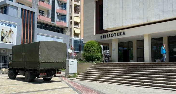 Monitorim nga organet e rendit/ Mbërrijnë në Lushnje e Divjakë materialet zgjedhore