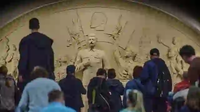 Monumenti i Stalinit në metronë e Moskës ‘përçan’ rusët! Pse Putini e ‘kujtoi’ atë