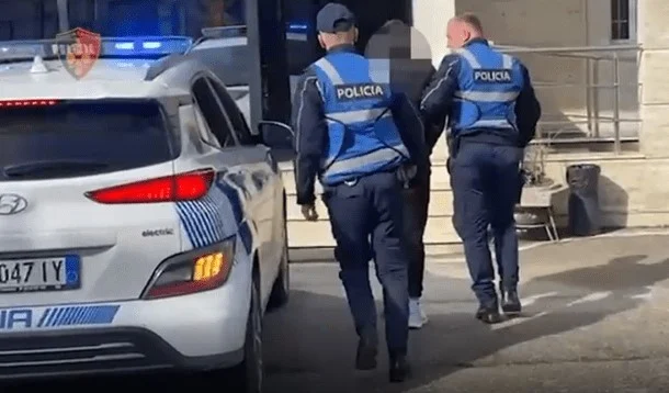Mori peng dhe kanosi një 29-vjeçare në Astir, arrestohet i riu nga Lushnja