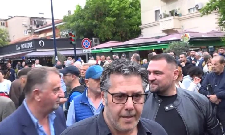 “Mos bëj skema, u bëtë ju! Kam qenë gazetar 20 vite para jush”, Paloka përplaset me gazetarët gjatë protestës së opozitës